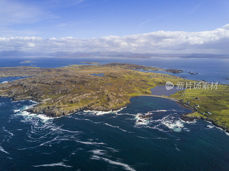 鸟瞰图Inishbofin，野生大西洋方式，Co. Galway，爱尔兰。